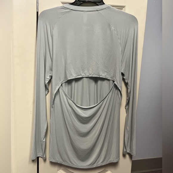 🚨CLEARANCE B1123-2 Under Armour, long sleeve tee, Medium - Picture 2 of 5